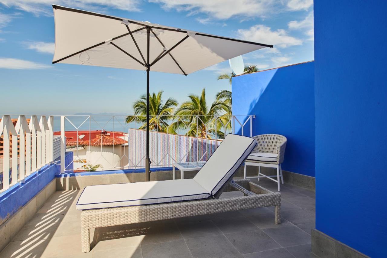 Hotel Luxury Patio Azul (Adults Only) Puerto Vallarta Zewnętrze zdjęcie A cantilever umbrella
