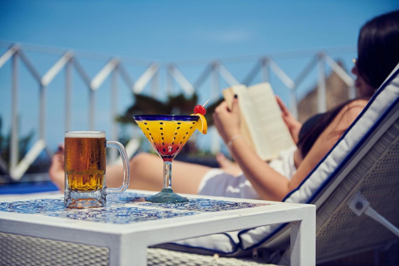 Hotel Luxury Patio Azul (Adults Only) Puerto Vallarta Zewnętrze zdjęcie A woman reading a book by the pool