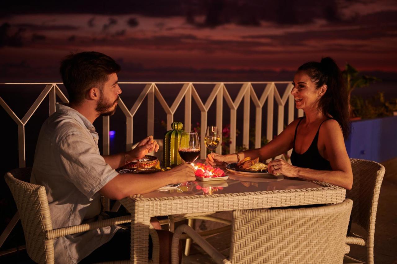 Hotel Luxury Patio Azul (Adults Only) Puerto Vallarta Zewnętrze zdjęcie A couple dining at a restaurant