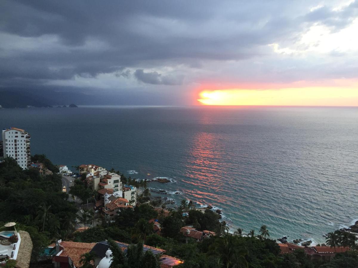 Hotel Luxury Patio Azul (Adults Only) Puerto Vallarta Zewnętrze zdjęcie Sunset over the Pacific Ocean in Puerto Vallarta, Mexico